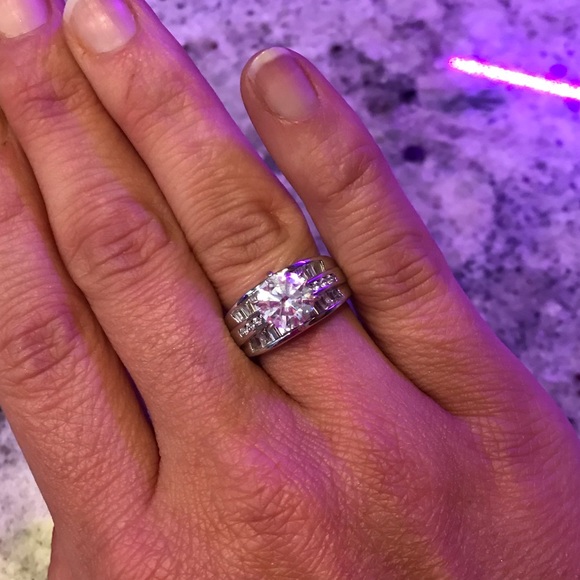 Beautiful sterling silver and CZ ring - size 6 - Picture 2 of 4